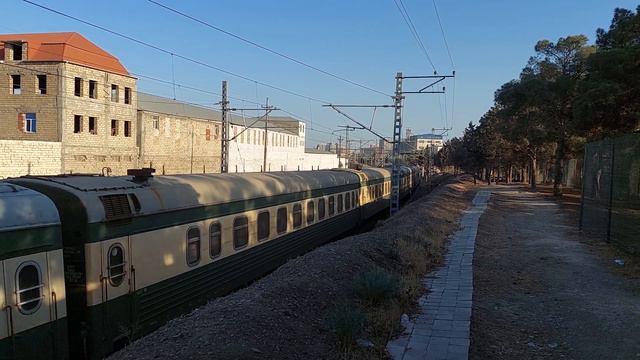 Электровоз AZ4A-0004 обкатывает спальные вагоны смотреть онлайн