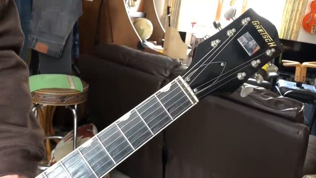 My Dad’s amazing guitar collection. Must see! смотреть онлайн
