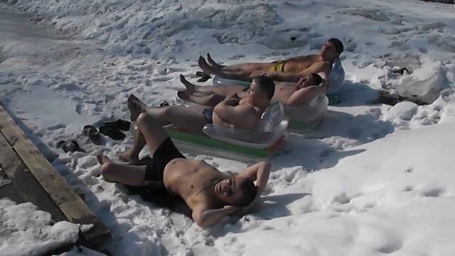 клуб моржей из Екатеринбурга открыл пляжный сезон смотреть онлайн