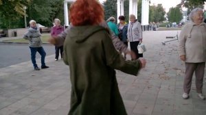 2821 Танцы и частушки под гармонь у фонтана в орловском городском парке ЦПКиО гармошка город Орёл г