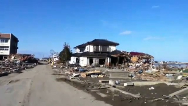 Прогулка по разрушенному городу смотреть онлайн