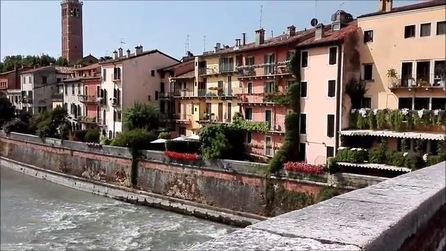 Piano player on Ponte Pietra Verona summer 2017 смотреть онлайн