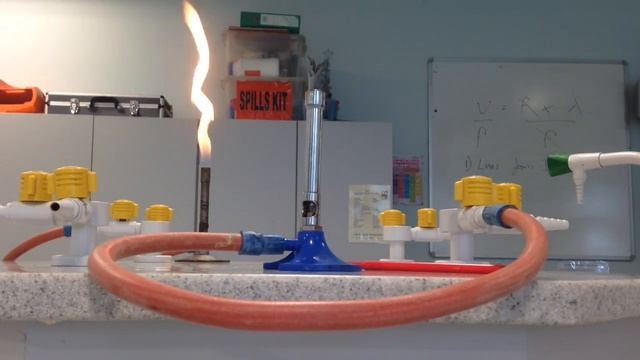 Lighting a Bunsen Burner смотреть онлайн