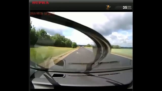 Дорожники полили битумом - водитель поскользнулся смотреть онлайн