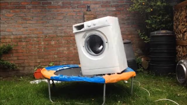 РЖАКА. Стиральная машина с кирпичом прыгают на батуте. смотреть онлайн