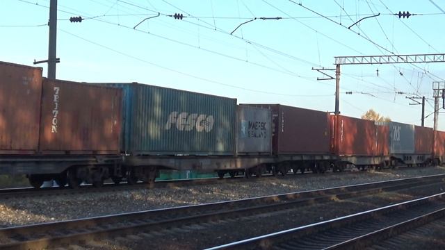 Электровоз ВЛ80С-2501 с грузовым поездом