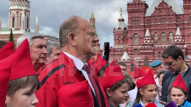 Прием школьников в пионеры на Красной площади. Чтобы побеждать, нужно учить детей с раннего возраст смотреть онлайн