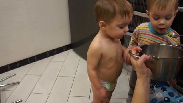 Близнецы кушают суп