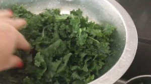 Америка : Кейл капуста жареная . Зелёные листья ? Кейл очень полезные ! ? новый рецепт !