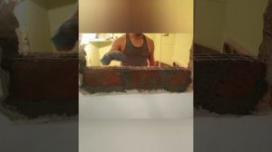 Закладываем окно между ванной и кухней кирпичом!