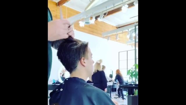 Cole Sprouse Getting a Haircut - TheSalonGuy смотреть онлайн