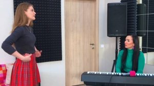 Разбор вокала Полины Гагариной. Урок с ученицей. Поем песню ВЫШЕ ГОЛОВЫ