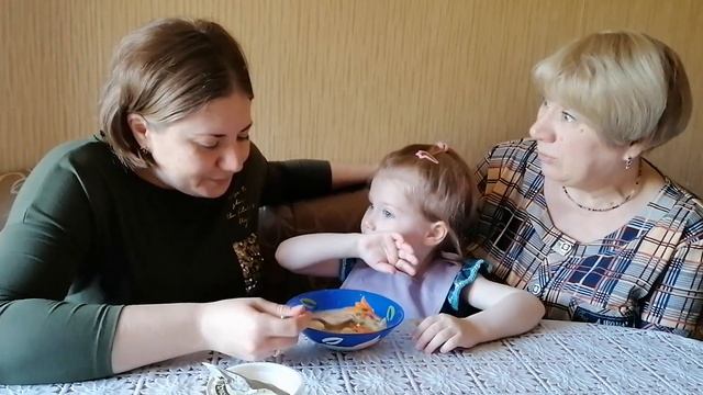 Катя ест суп