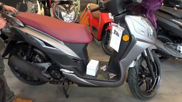 SYM scooters we test putting helmets under the seats смотреть онлайн