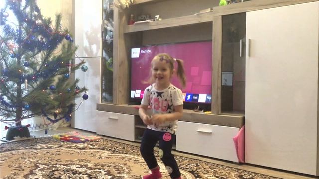 ??Спляшем потанцуем??, новогодний танец ! Mimi Mira. смотреть онлайн