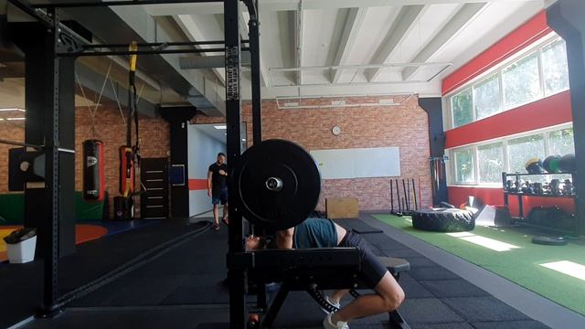 Жим штанги лёжа на горизонтальной скамье смотреть онлайн