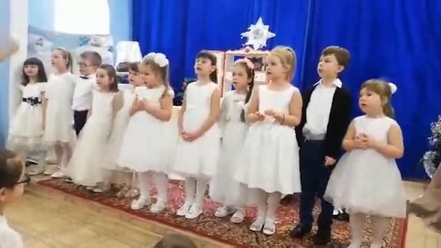 Рождественский праздник в воскресной школе "Божия коровка". Выступление хоровой студии "Радость". смотреть онлайн