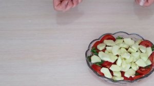 Салат из помидоров с яблоком и потрясающим соусом