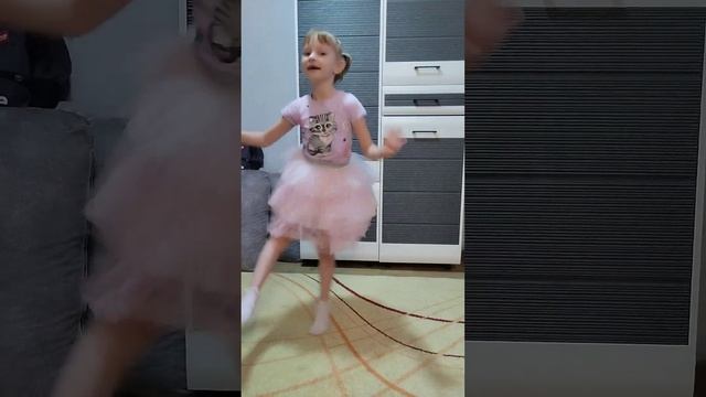 Юбка! эюя, это юбка не моя) #танцыдлядетей #танцы #дети смотреть онлайн