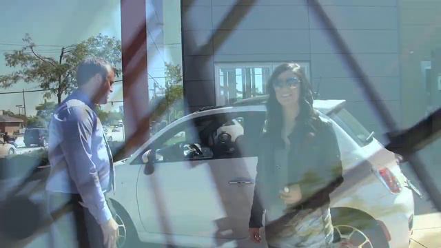 Erika test drives a Fiat! смотреть онлайн