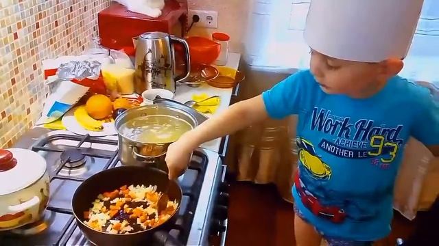 Ребенок варит суп из рыбной консервы ))) смотреть онлайн