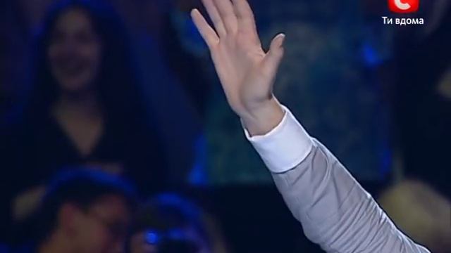 X-Factor Ukraine 2010 Сергей Буланов - "прокурор" порвал зал! смотреть онлайн