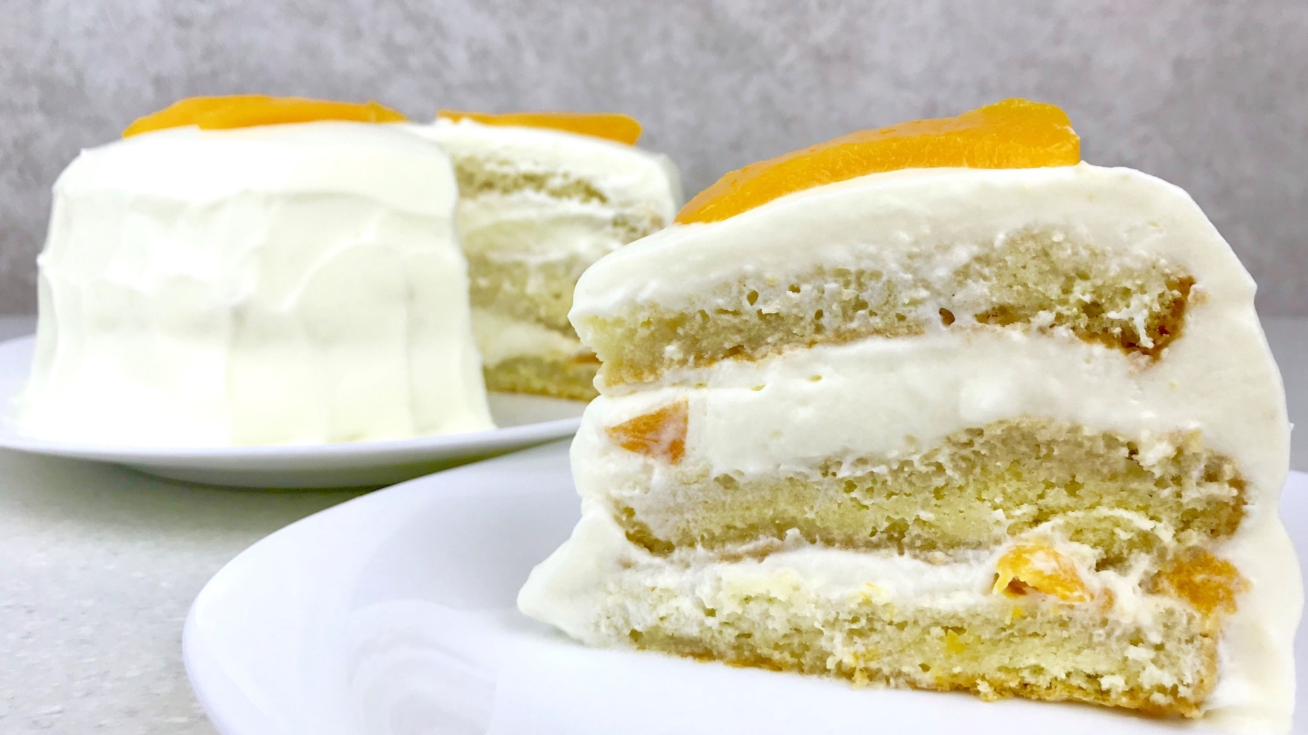 Бисквитный торт со сливками и персиками. Тающий во рту .mp4 смотреть онлайн