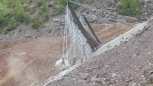 Испытания улавливающего гибкого барьера TRUMER на удар бетонного блока (замедленно) смотреть онлайн