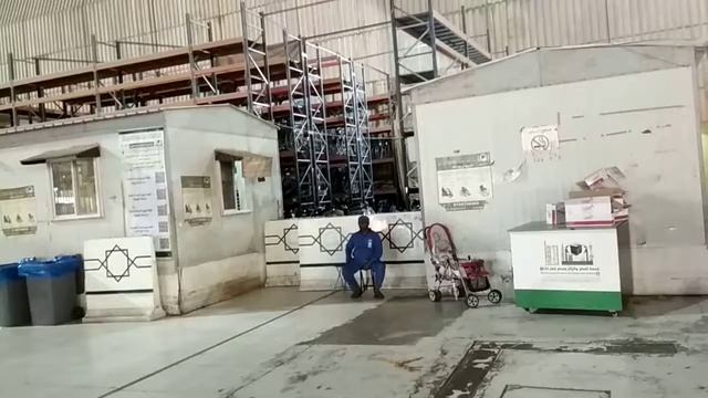 Мекка. Место где раздают коляски паломникам. смотреть онлайн