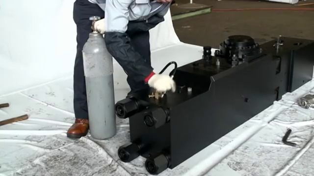 Filling breaker nitrogen Заправка гидромолота азотом Soosan смотреть онлайн