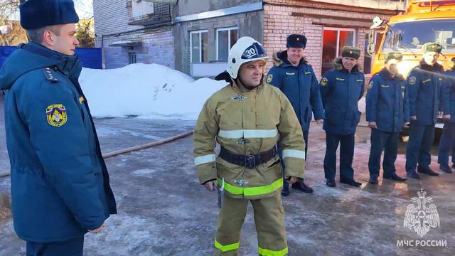 ПО ВСЕМ ТРАДИЦИЯМ ПРОВОДИЛИ ПОЖАРНОГО НА ЗАСЛУЖЕННЫЙ ОТДЫХ смотреть онлайн