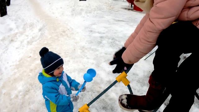 Прогулка на площадке, игра в снежки, лепка снеговика. смотреть онлайн