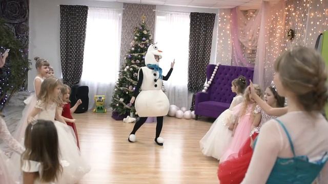 БЭКСТЭЙДЖ с НОВОГОДНЕГО БАЛА ДЛЯ ДЕВОЧЕК. ВОЗДУШНЫЙ ШАР. г. Абакан смотреть онлайн