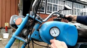 Замеряем компрессию на мопеде Карпаты