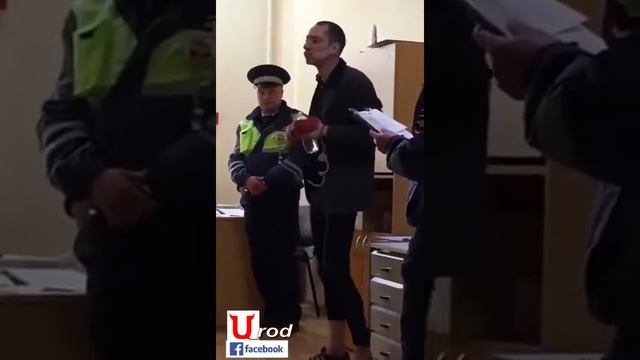 Бухой в полиции танцует под Вите надо выйти смотреть онлайн