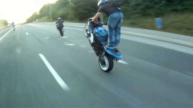 ПОДБОРКА ВИДЕО НА ЗАДНЕМ КОЛЕСЕ На МОТО.|WHEELIE смотреть онлайн
