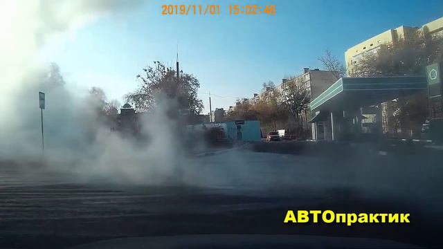 Гейзер на тротуаре, фонтан прорыв воды возле "Любавы", Харьков смотреть онлайн
