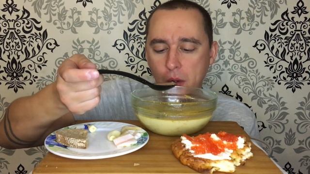 Мукбанг/Mukbang/Рассольник по домашнему/Сало с чесноком/Бутерброд с икрой/Колбаса в кляре смотреть онлайн