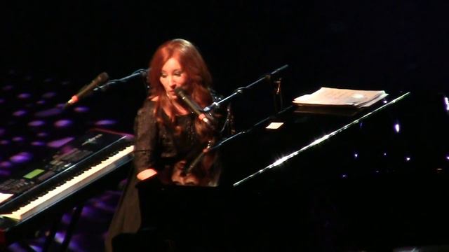 Tori Amos - Beauty Queen / Horses, Live in Amsterdam, at Carré Theatre, 18.10.2011 смотреть онлайн