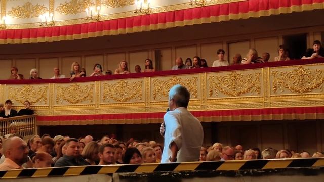 Константин Богомолов предваряет спектакль просьбой выключить телефоны смотреть онлайн