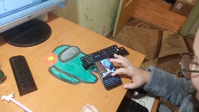 Как она попу подтирает? )))