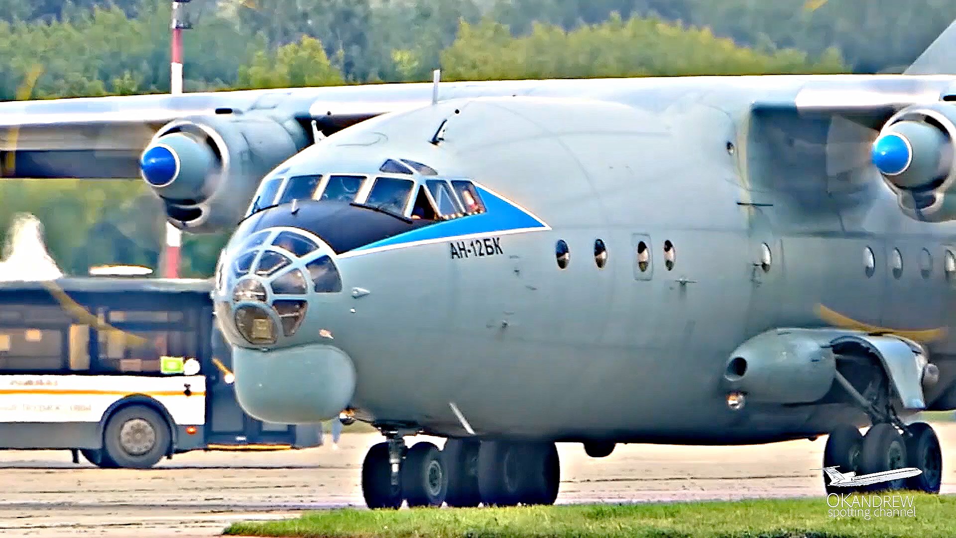 Ан-12 не смог взлететь. То ли 3-й движок отказал. То ли так задумано. смотреть онлайн