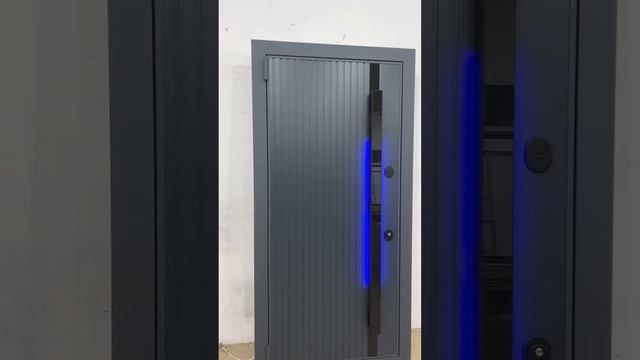 Современная входная дверь с вертикальной ручкой INTOUCH и LED подсветкой. смотреть онлайн