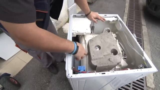 Un Réparateur De Lave-linge Montre Pourquoi Ils Ne Sont Plus Réparables Aujourd'hui