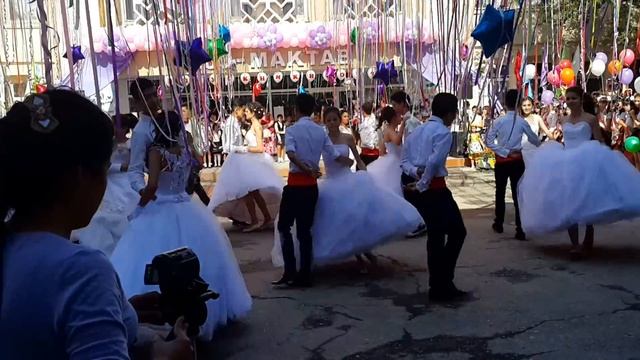 Нереально красивый школьный вальс смотреть онлайн