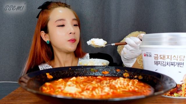 [Mukbang]농심 금돼지식당 돼지김치찌개면 먹방!?미슐랭이 선정한 식당과 농심의 콜라보 든든한 한끼!?Kimchi jjigae(PORK KIMCHI STEW)ASMR| 쎄미 смотреть онлайн