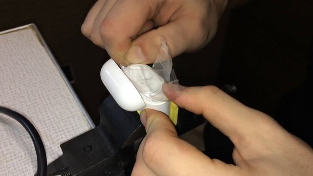 Вскрываем кейс Apple AirPods смотреть онлайн
