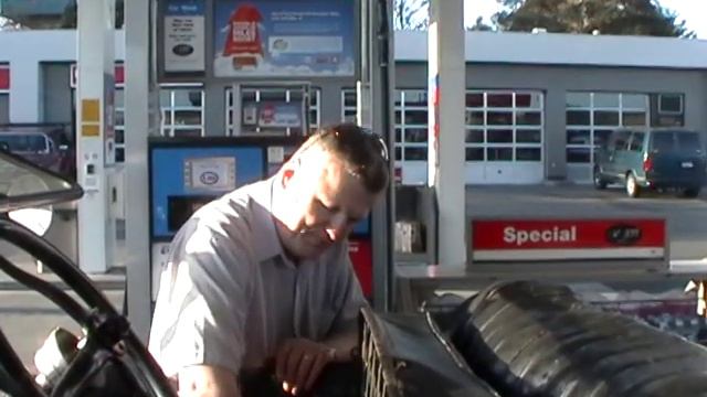 Ford 1922 Model T at the gas station. смотреть онлайн