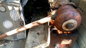 Гоним деготь на реторте.