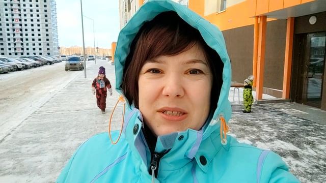 Семейные будни / Зимний день с двумя детьми смотреть онлайн